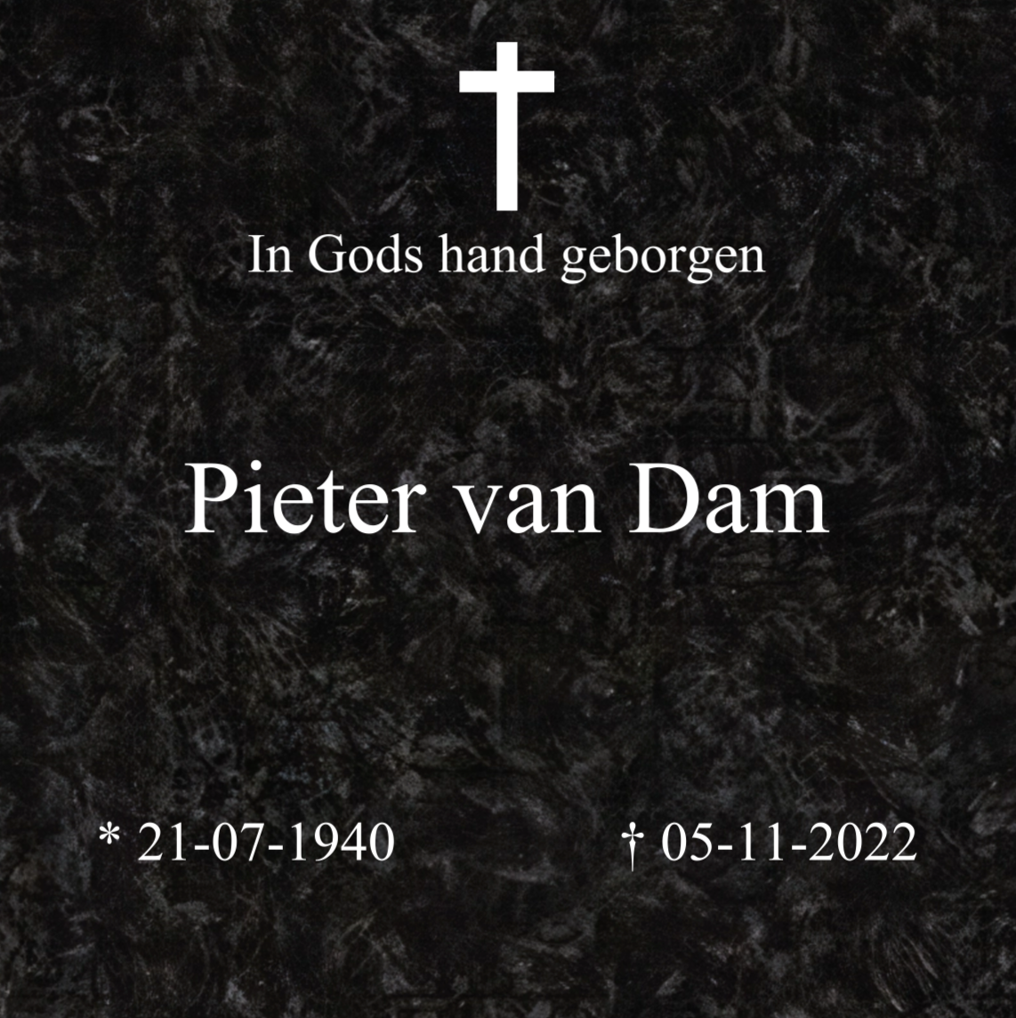 Algemene tijdelijke grafbedekking 50x50 cm in zwart graniet look, traditioneel ontwerp met kruis, tekst 'In Gods hand geborgen', naam Pieter van Dam, 21-07-1940 – 05-11-2022.