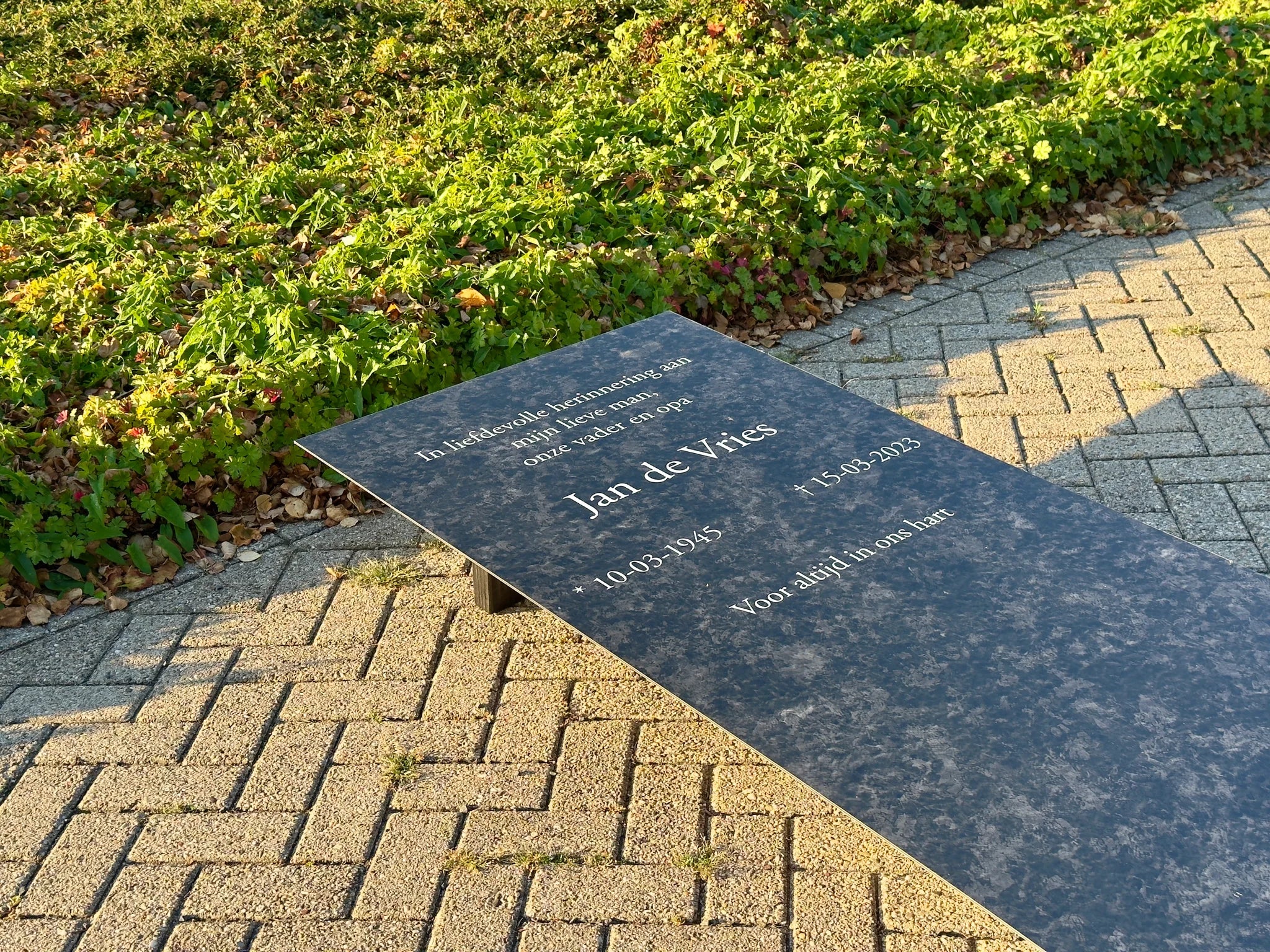 Zijaanzicht tijdelijke grafbedekking regulier graf 70x150 cm