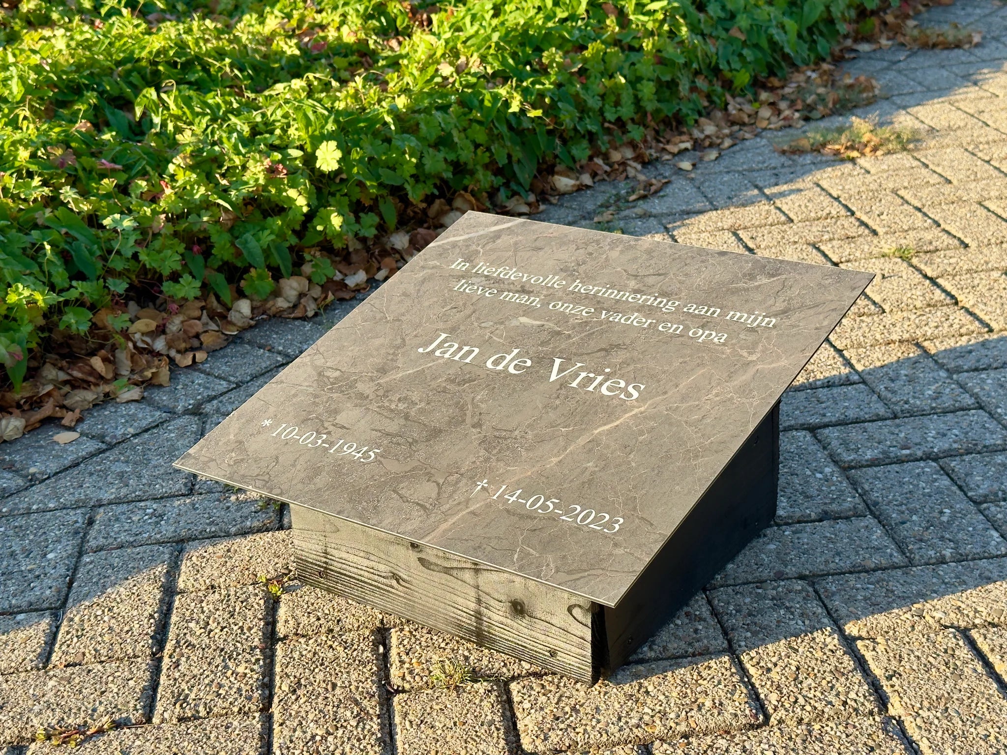 Tijdelijke grafbedekking algemeen graf 50×50 cm in grijs steen look.